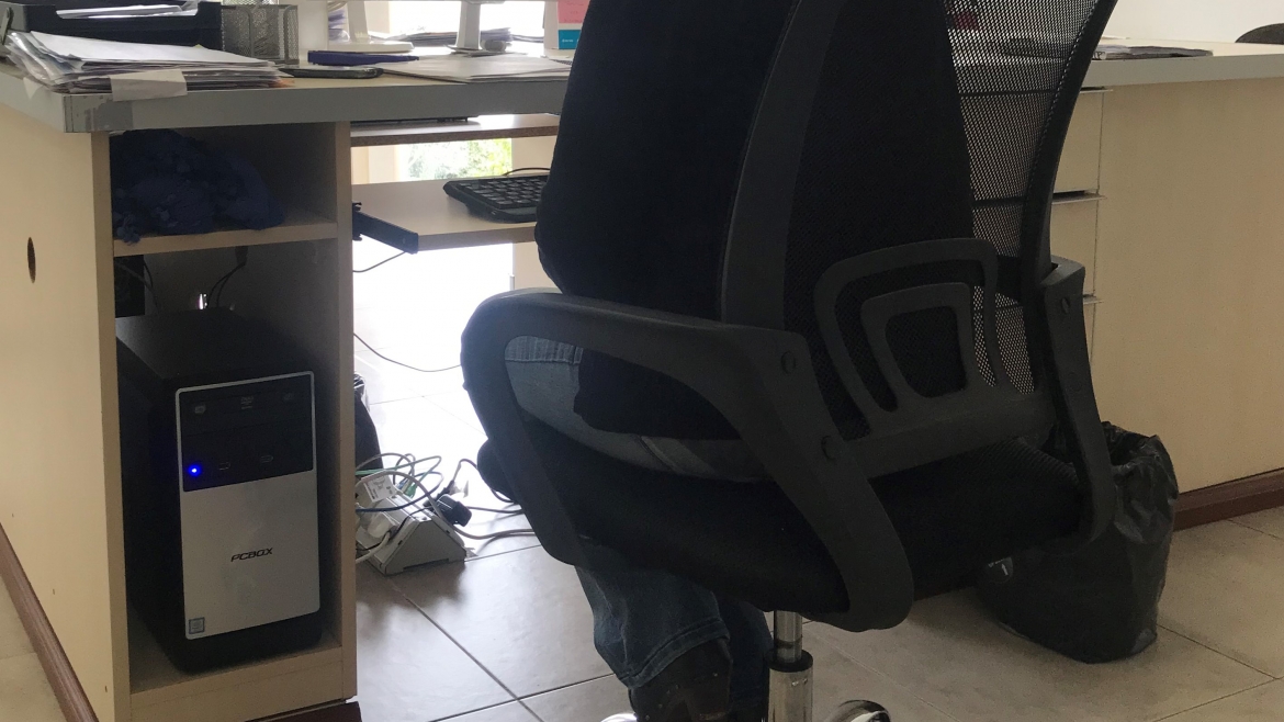 Sentarse mal en el trabajo, una mala costumbre