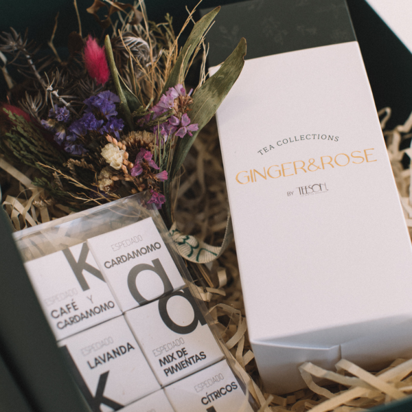 Box Magnolia: Ramo de Flores + Láminas de Chocolate + Té 53